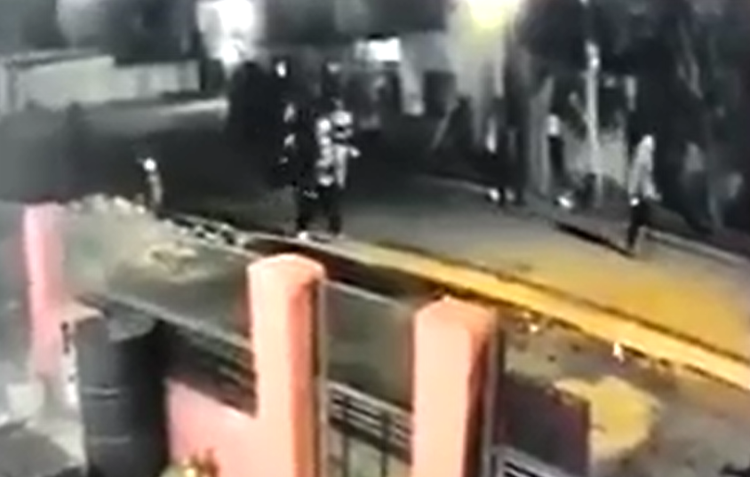 Vecinos indignados en Berazategui: luego de una clandestina, se enfrentaron bandas y, a pedradas y botellazos, rompieron autos y vidrios de algunas casas