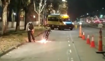 Otra de Relatos Salvajes: antes que la policía le secuestre su moto, la prendió fuego