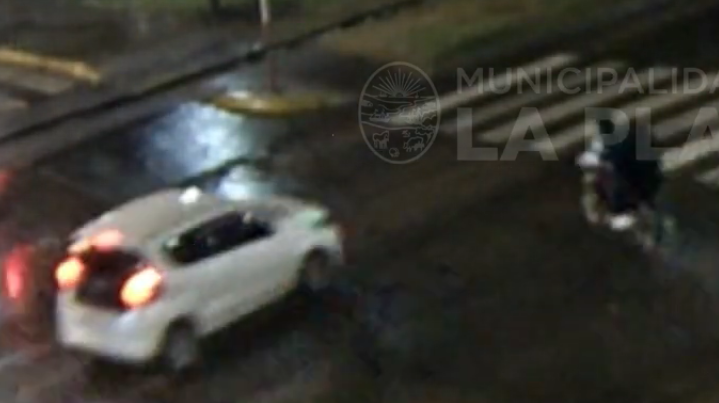 Fue asistido por SAME: motociclista pasó el semáforo en rojo y lo chocó un auto