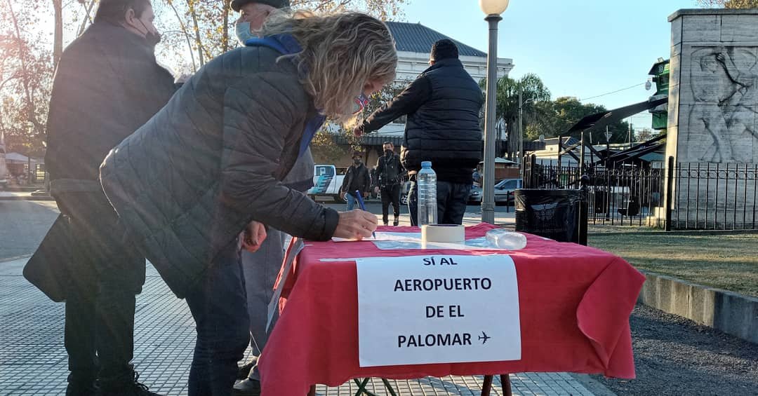 En zona sur: recolectaron firmas en Monte Grande por el regreso del Aeropuerto de El Palomar