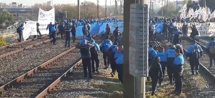Otro día complicado para viajar: servicios limitados del Tren Roca por corte de vías