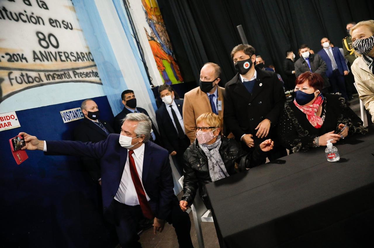 Insaurralde recibió en Lomas a Alberto y a Kicillof: el presidente anunció un bono especial para jubilados y pensionados