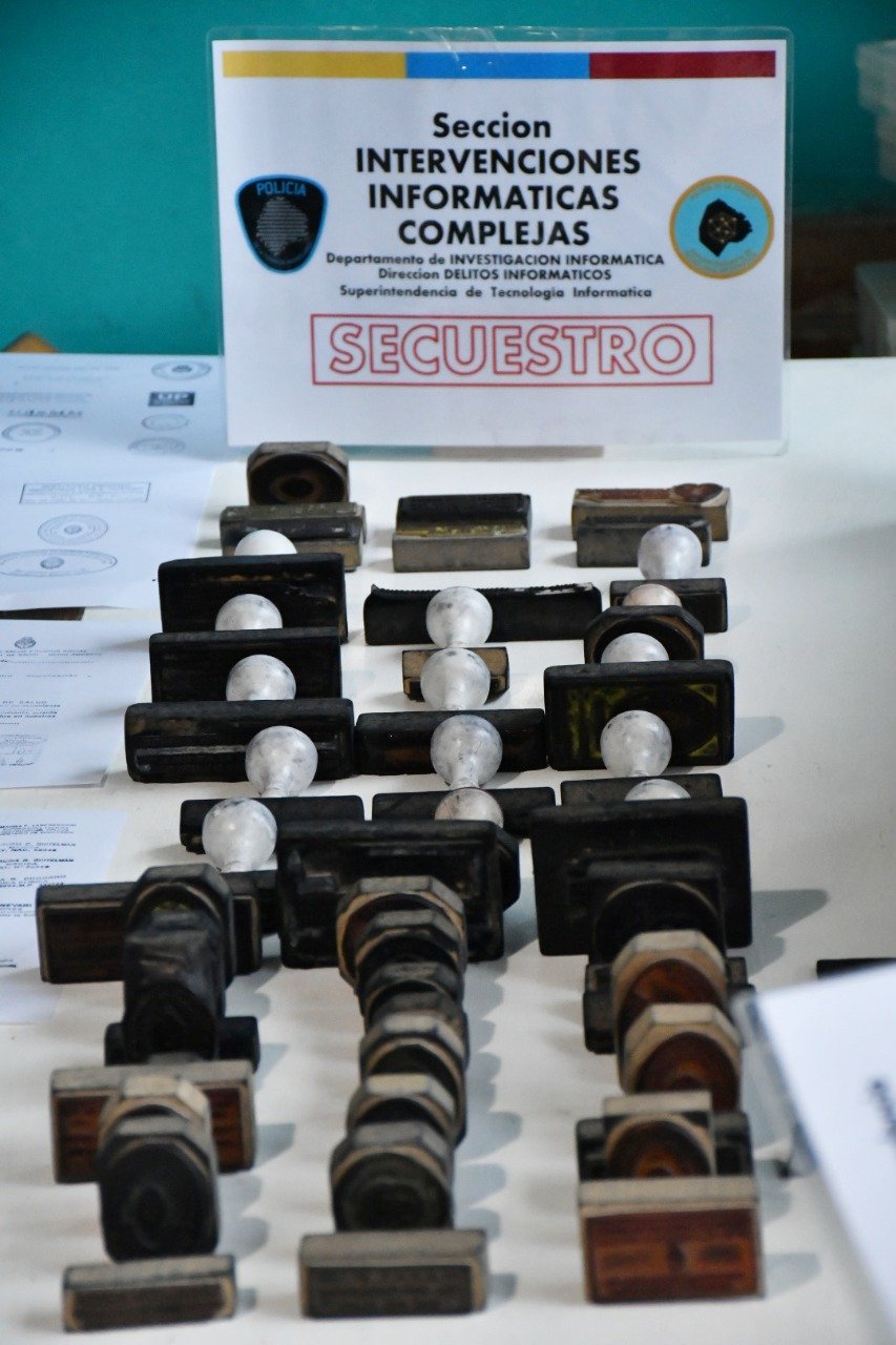 Desbaratan organización que falsificaba títulos secundarios y universitarios por Internet