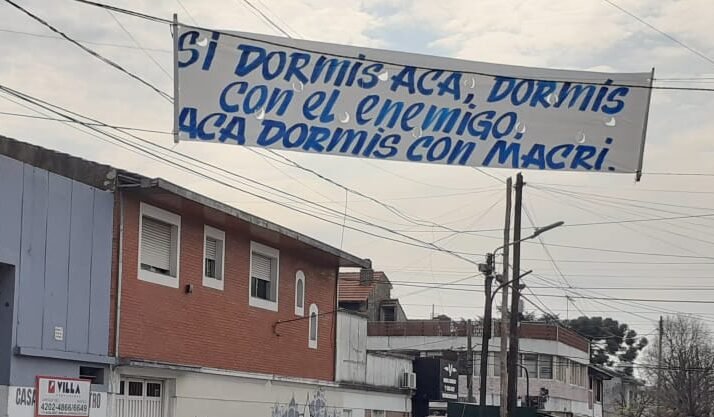 “Si dormís acá, dormís con el enemigo, con Macri”, el intimidante mensaje dejado en una entidad que atiende a gente en situación de calle