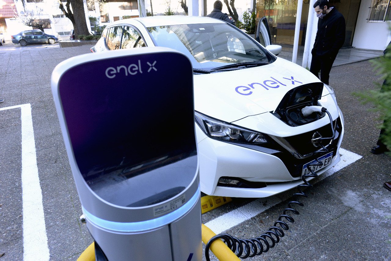 Enel X instaló un cargador de vehículos eléctricos en Ministerio de Justicia y DDHH La Plata: primer equipo instalado en un organismo público