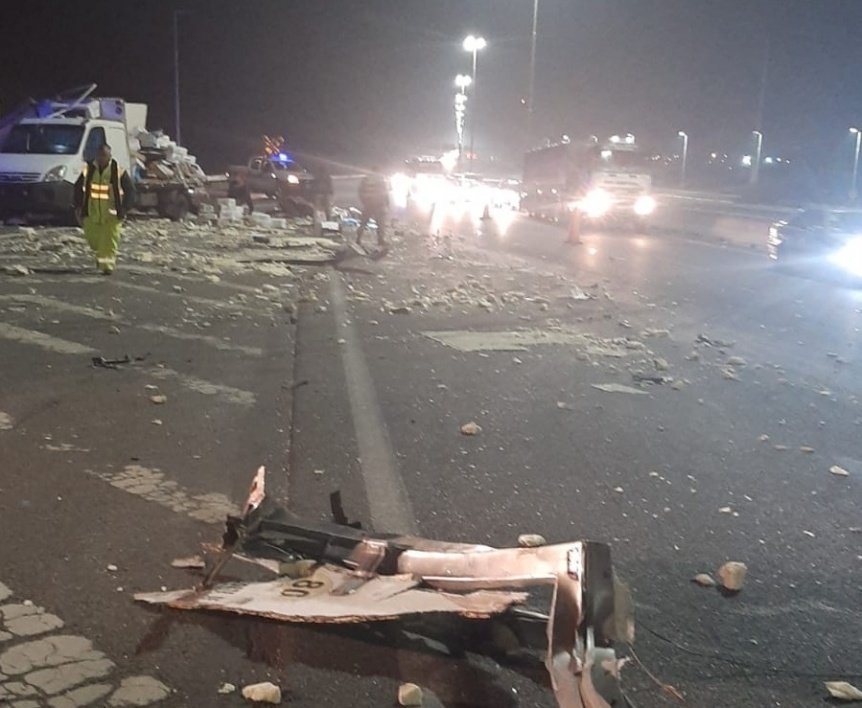 Autopista Buenos Aires – La Plata altura Quilmes: un choque dejó hielo y pescado sobre el asfalto