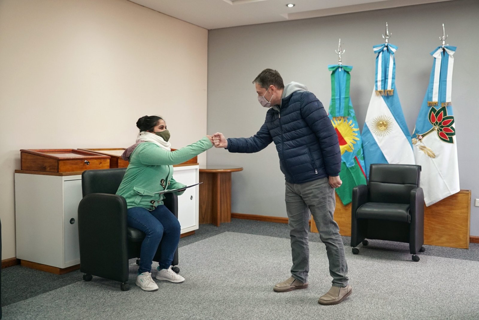 Fernando Gray entregó subsidios a vecinas y vecinos