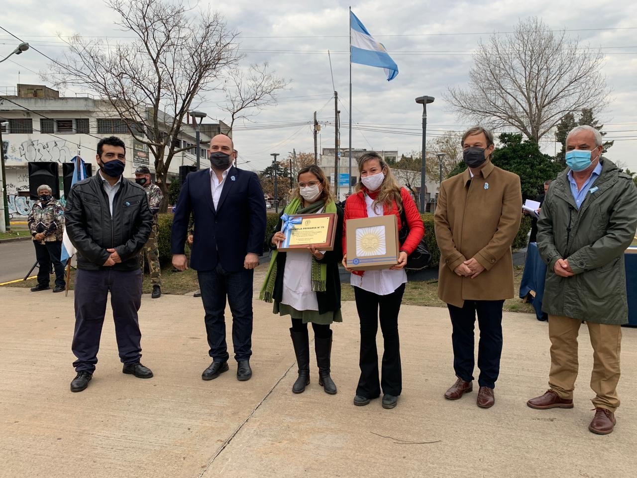Cascallares encabezó emotivo acto por el 205° aniversario de la Independencia en Logchamps