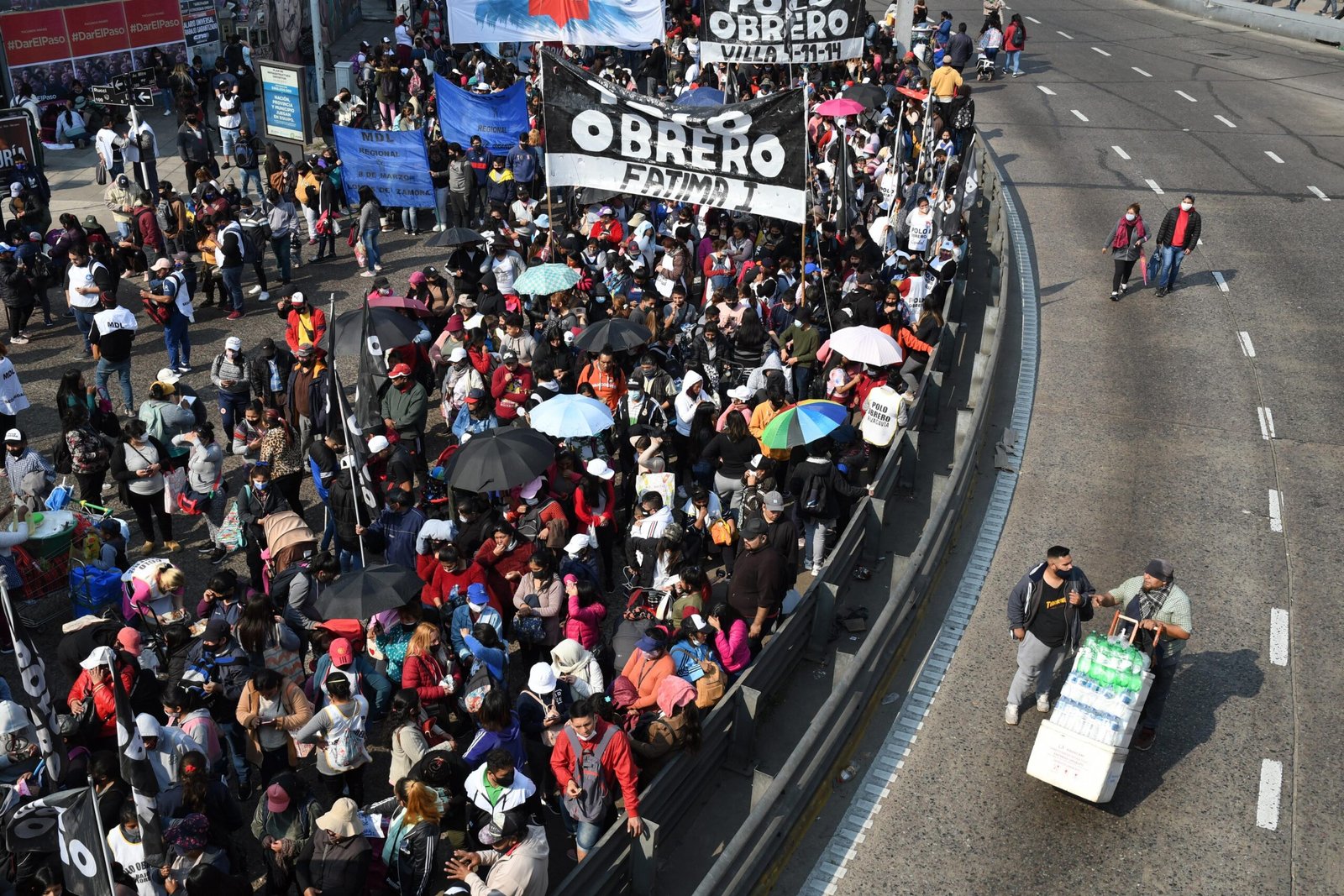 Organizaciones piqueteras de izquierda marchan hacia el Obelisco