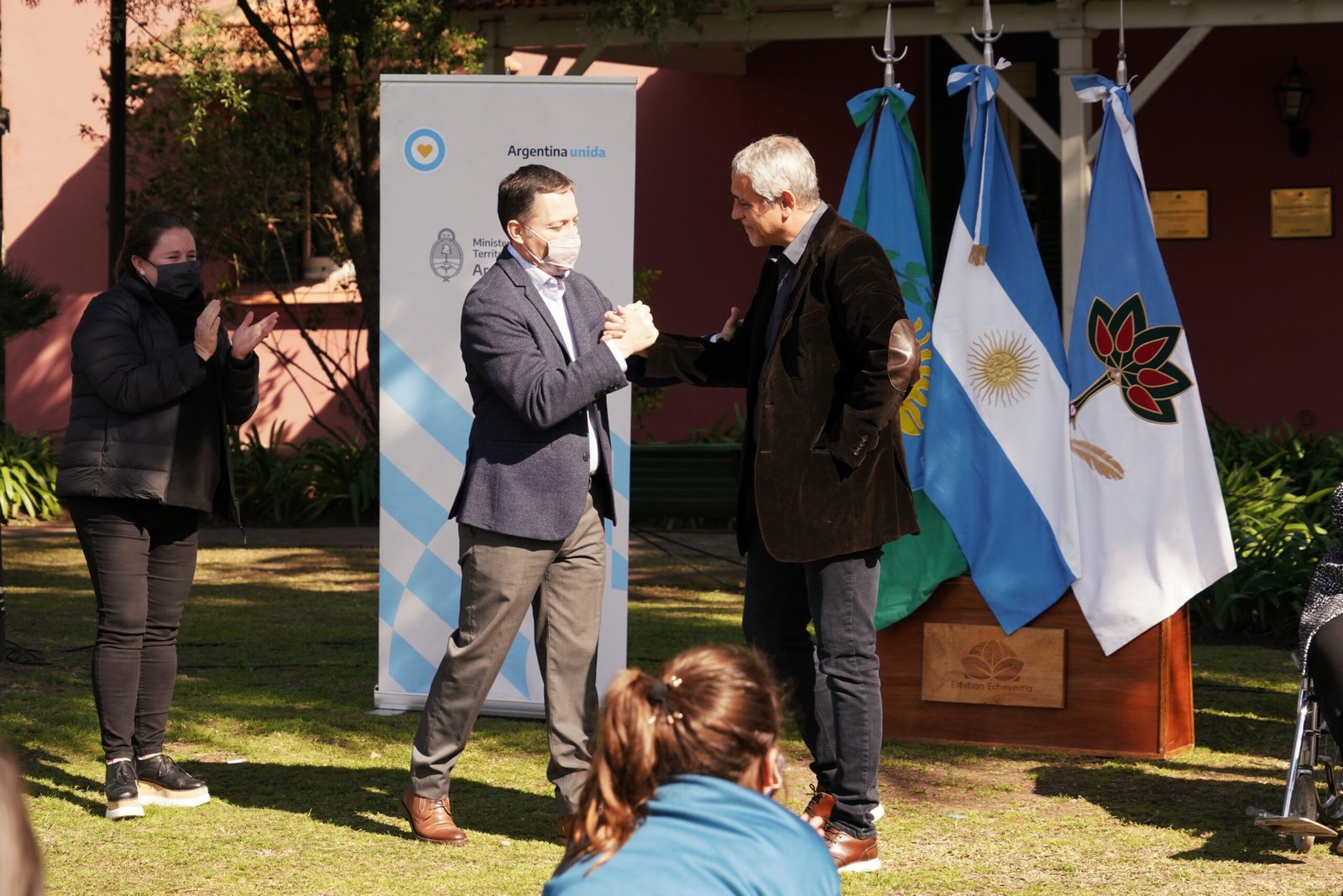 Echeverría: Gray y Ferraresi entregaron créditos para a construcción de viviendas