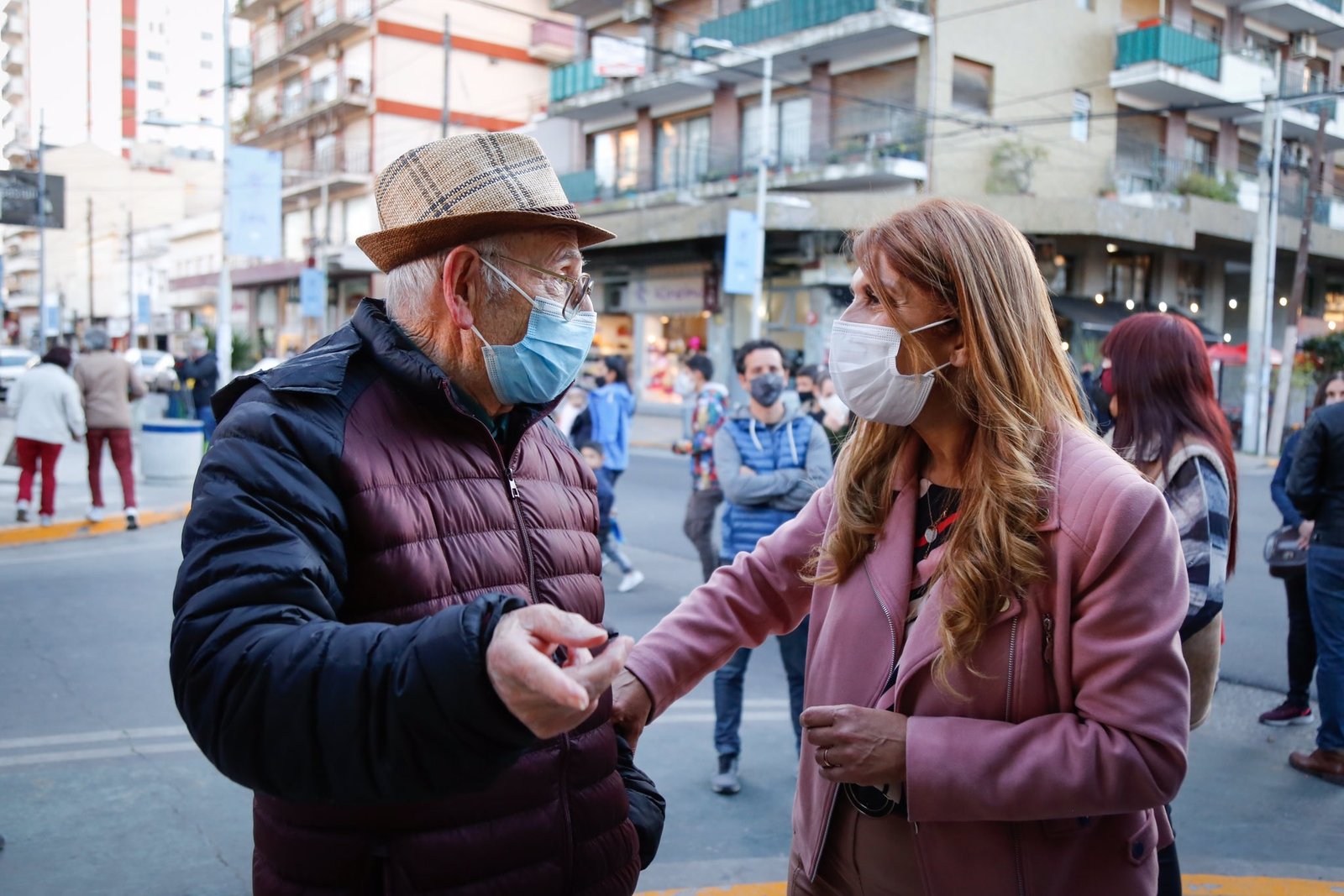 Magdalena Sierra visitó el paseo comercial Las Flores y la feria de Villa Domínico