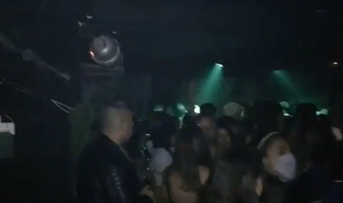 Palermo: clausuran bar con 230 personas y detienen a su dueño