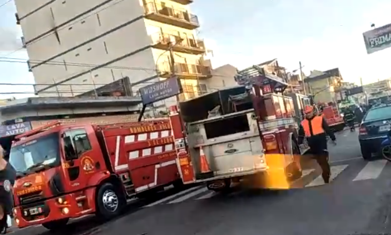 Caseros: dos bomberos muertos y uno gravemente herido en un incendio en un departamento