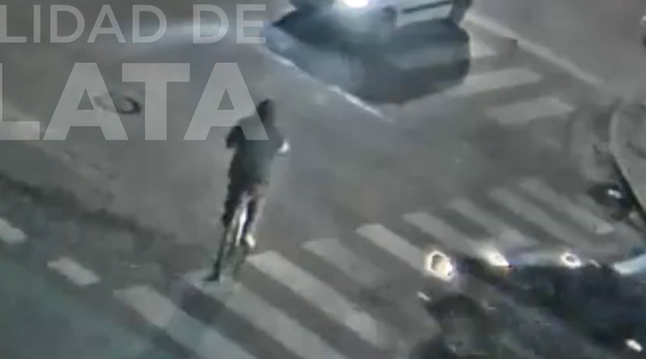 En La Plata, un ciclista cruzó sin mirar, fue atropellado por un auto: debió ser hospitalizado