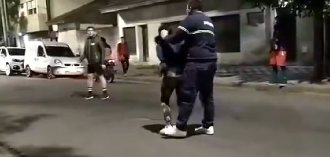 Vecinos de Lanús redujeron y entregaron a la policía a dos mujeres que intentaron robar