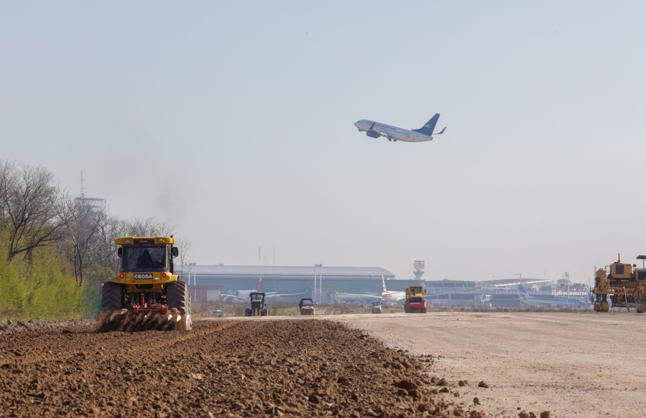 Avanza la obra en pista en el Aeropuerto Internacional de Ezeiza: aumentará la seguridad y capacidad de las operaciones