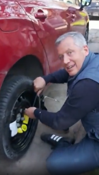 Con la llave cruz en mano: Emilio Monzó visitó Monte Grande y le robaron la rueda del auto