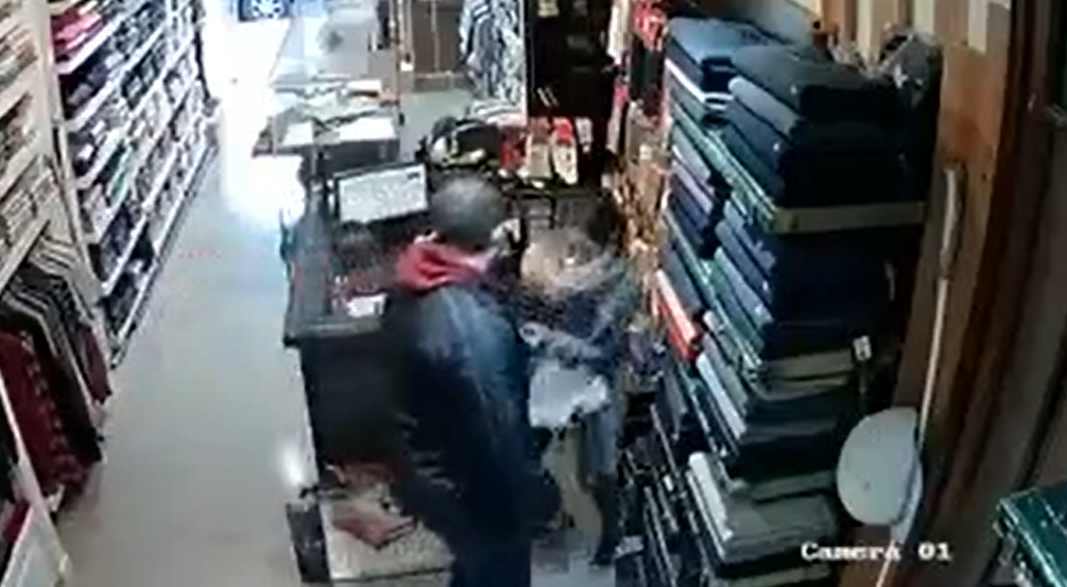 Sin escrúpulos: un sujeto asalto y golpeó a una vendedora de un local de ropa de Ramos Mejía