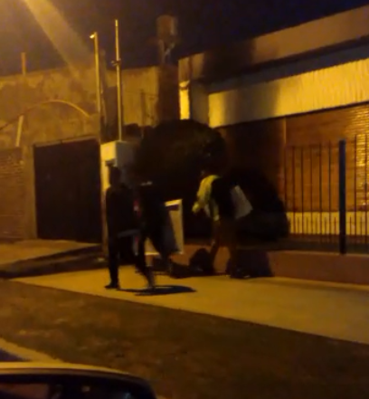 Interna de Juntos caliente en Echeverría: otra vez roban carteles de Manes y por el hecho su precandidato, Domenichini, acusa al hombre de Santilli, Van Tooren