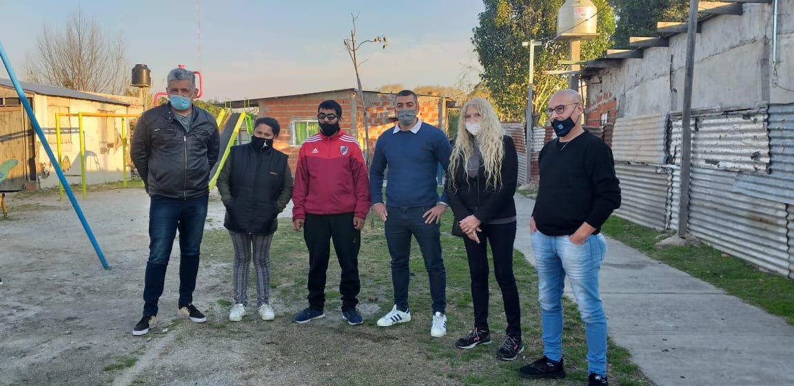 Encolumnados en la lista de Facundo Manes, los precandidatos Walter Queijeiro y «Beto» Silva en actividad militante en Villa Inflamable