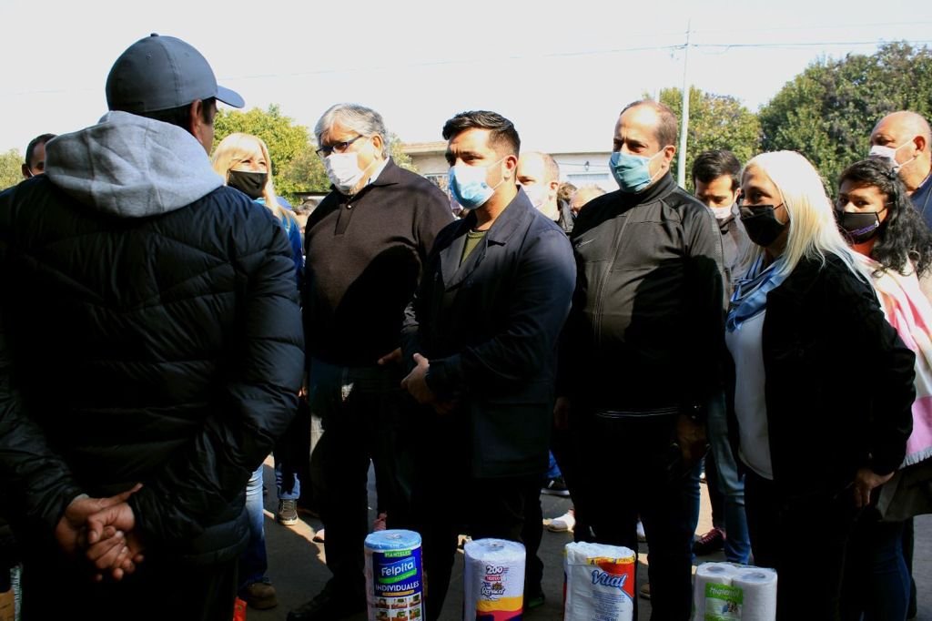 Agustín Balladares junto a funcionarios nacionales del presidente Alberto Fernández en Monte Chingolo