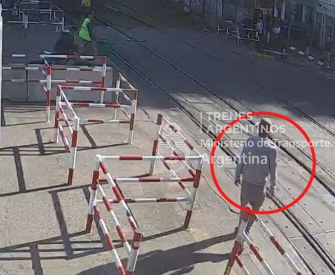 Fue embestido por el tren, pero se salvó de milagro