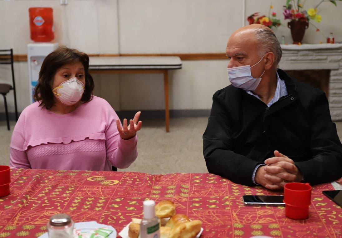 En Villa Caraza, Grindetti y Ocaña desayunaron con adultos mayores