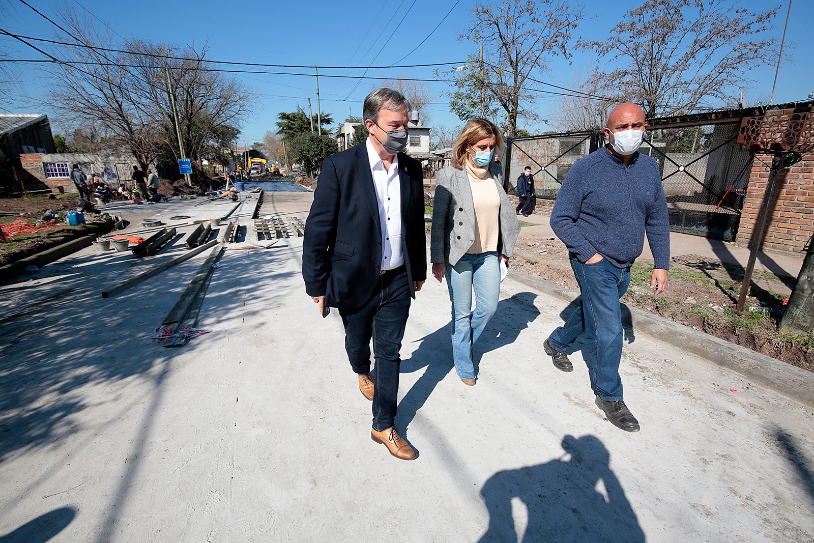 Cascallares recorrió la obra del asfalto en la calle Cavour de Claypole