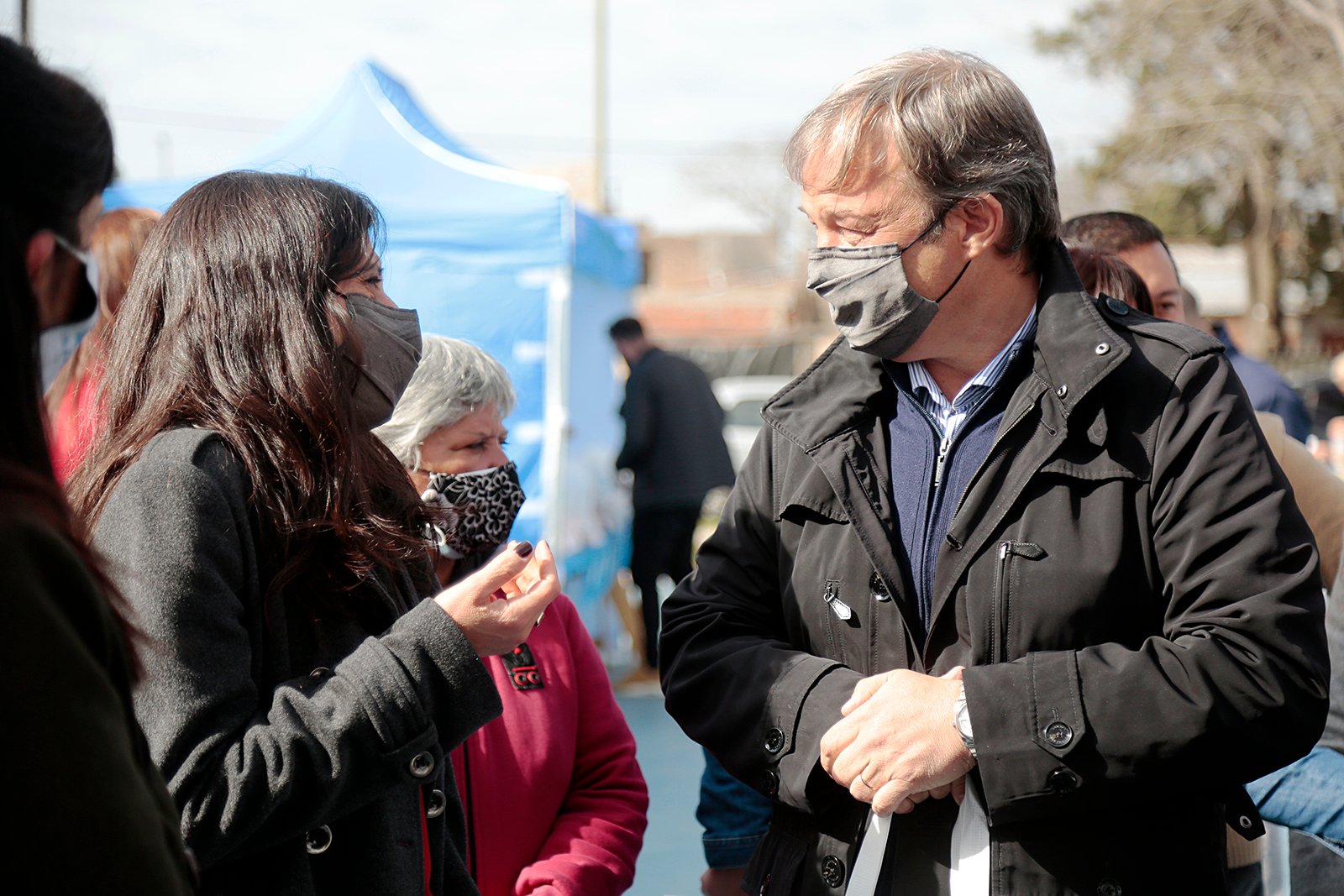Mariano Cascallares y Paula Español recorrieron stands del Mercado Federal Ambulante en José Mármol