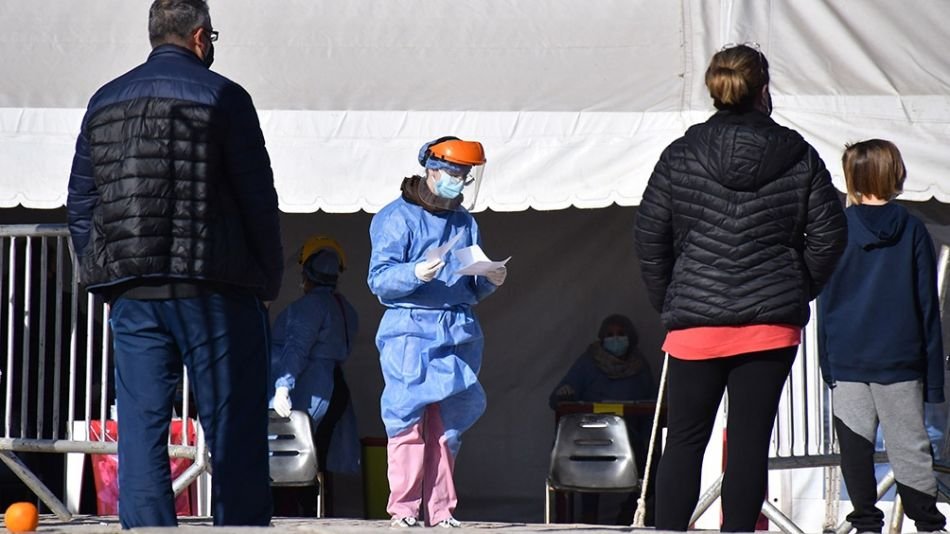 Vecino de Lanús portador de Covid de la variante Delta: aislado, con fiebre leve y con una dosis de Astrazéneca