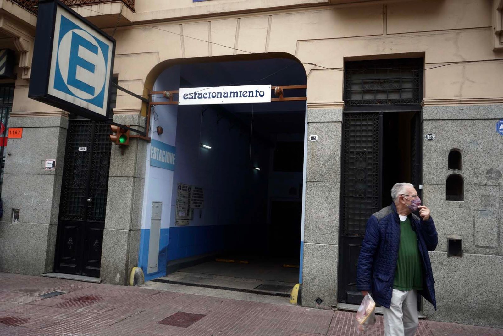 San Telmo: al menos siete delincuentes armados asaltan un estacionamiento y roban una camioneta