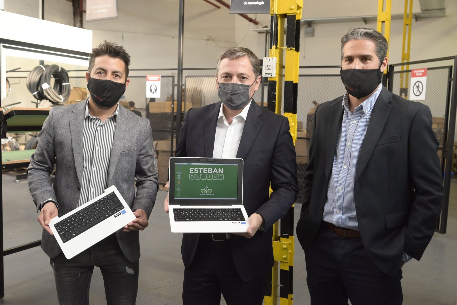 Gray recorrió la empresa donde ensambla netbooks para estudiantes de Esteban Echeverría