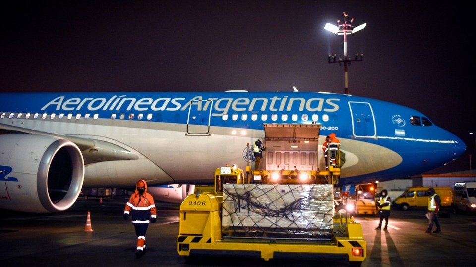 Llegan hoy 500.000 dosis de AstraZeneca y Argentina supera los 59 millones de vacunas recibidas