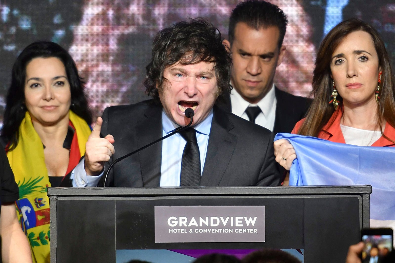 El fenómeno Milei, el gurú outsider que sintoniza con el desencanto y la proclama antipolítica