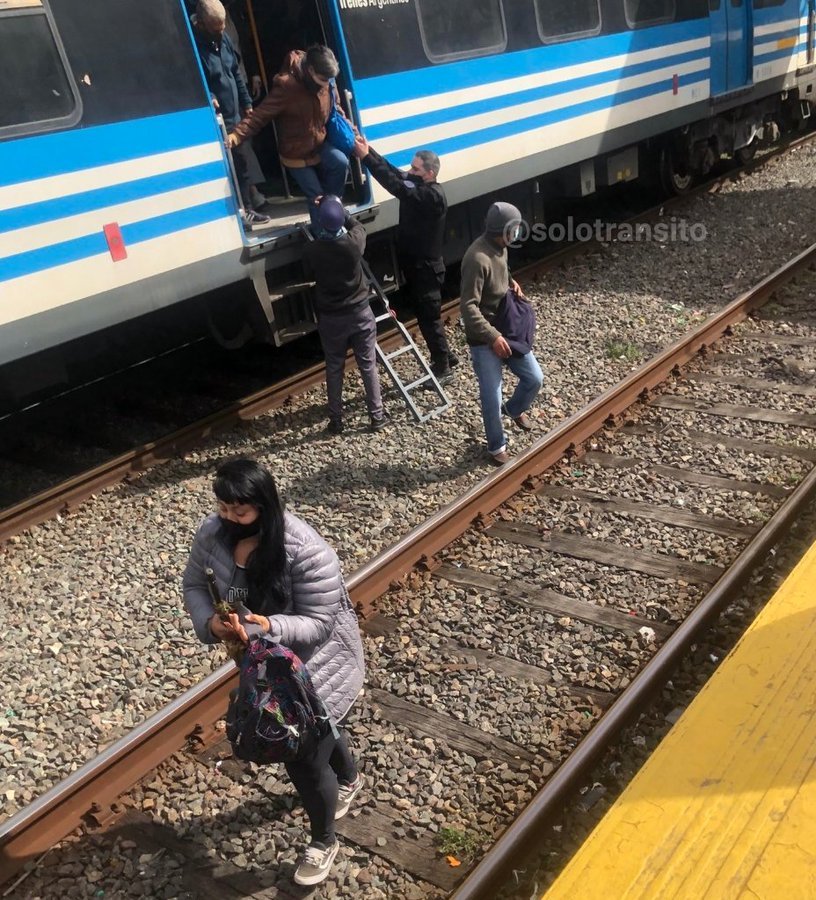 Tragedia y drama en Lanús: efectivo policial se suicida de un disparo al enterarse de la muerte de su madre arrollada por el Tren Roca