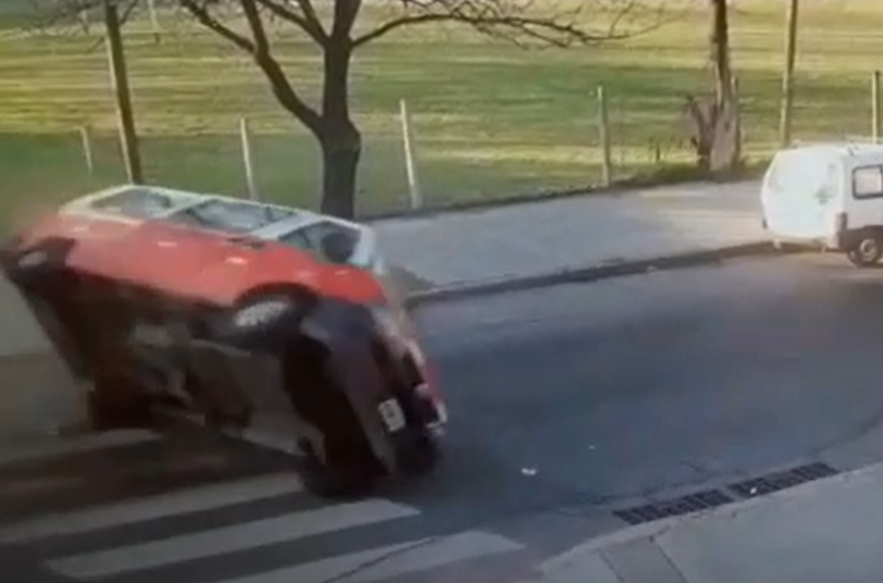 Cinco niños heridos cuando la combi escolar en la que viajaban volcó al chocar con camioneta