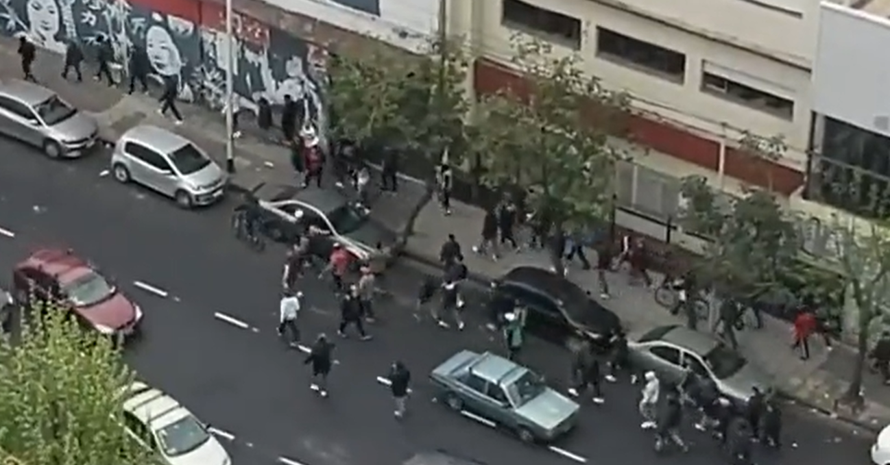Choque de barras de Independiente a los tiros en el centro de Avellaneda