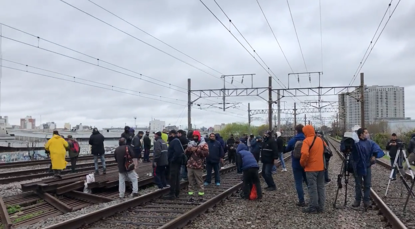 Un nuevo reclamo en las vías del Tren Roca dificulta el acceso a CABA