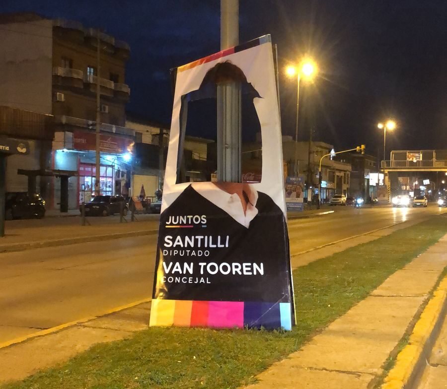 Campaña sucia en Echeverría: aprehenden a hombre quien, trincheta en mano, cortaba carteles de Santilli – Van Tooren