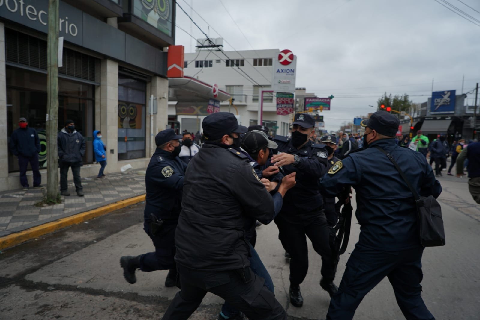 Se llevaron detenido a cooperativista cartonero luego de haber participado de un reclamo frente a la Municipalidad en Monte Grande