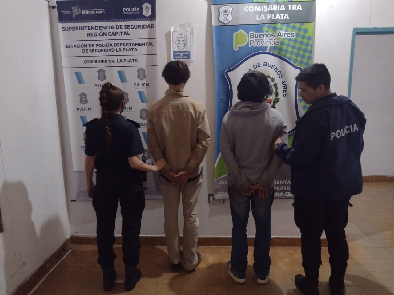 Detienen a reconocido Tiktoker y a dos sujetos más por realizar disturbios y golpearse en pleno centro platense: secuestran dos cuchillos