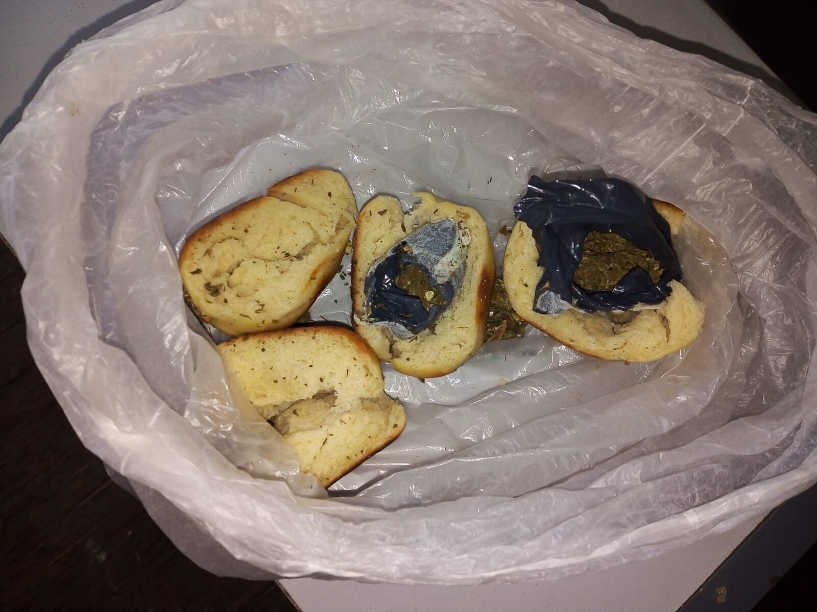 La detienen por querer pasarle droga en un pan casero a su esposo preso