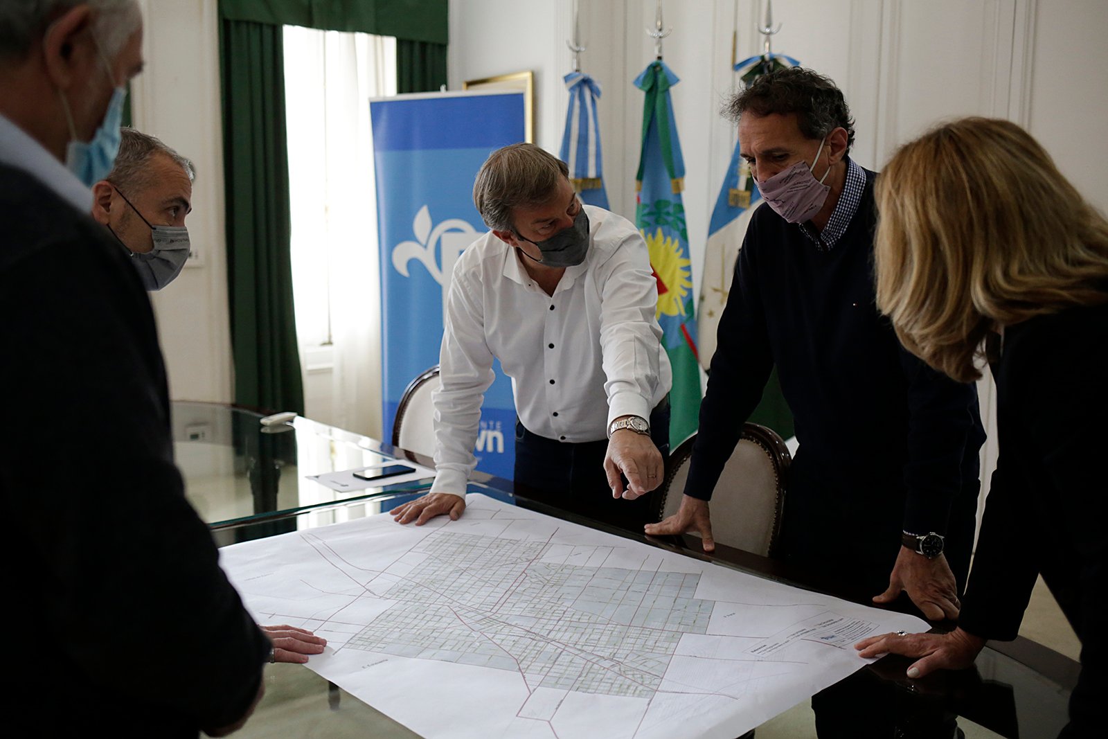 Cascallares y Katopodis firmaron el inicio de obra del paso bajo nivel de Longchamps