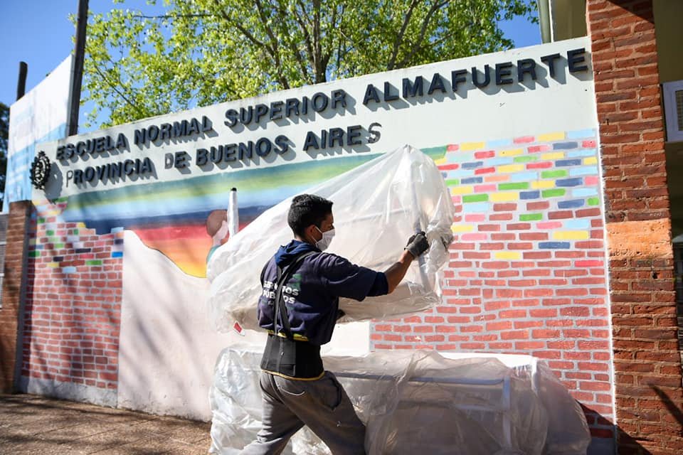 Entrega de mobiliario en la escuela Almafuerte de Alejandro Korn