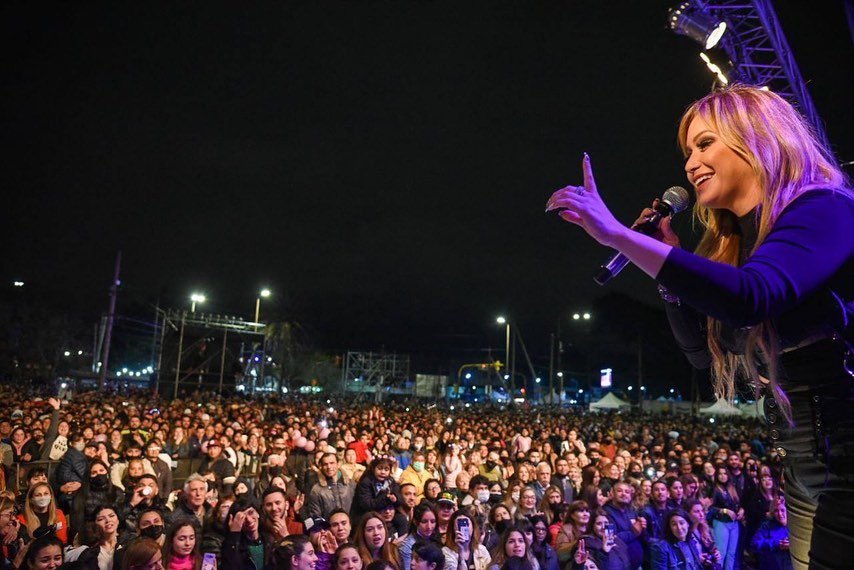Mucha gente en los festejos por el aniversario de San Francisco Solano con Karina «La Princesita»