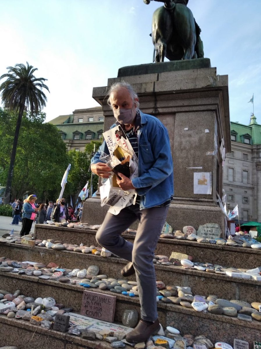 En la movilización por el Día de la Lealtad, militantes arrancaron fotos y carteles del homenaje de la marcha de las piedras en Plaza de Mayo