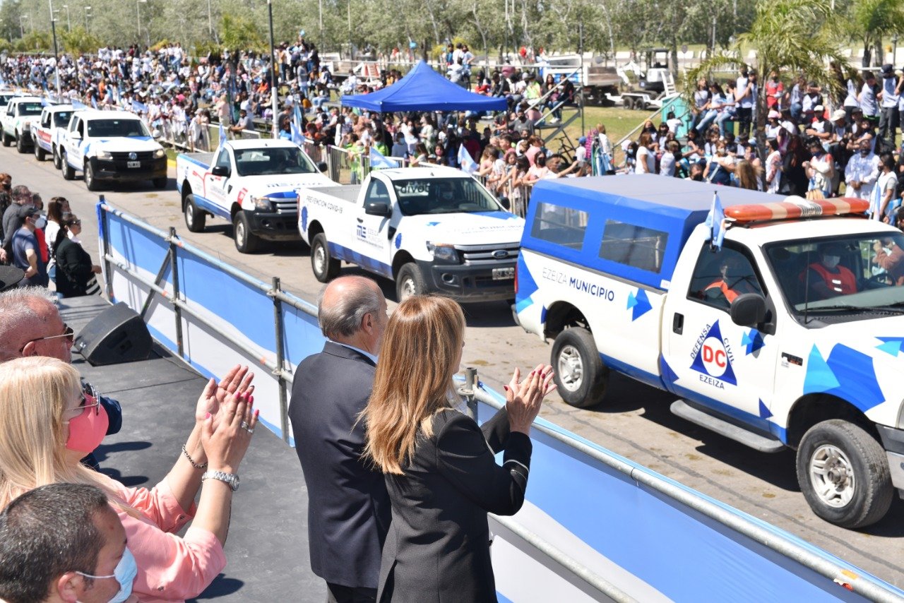 Con un imponente desfile, Dulce y Alejandro Granados encabezaron la Celebración por el 26° aniversario de Ezeiza