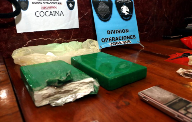 Cayeron «Los Reyes de Constitución»: tenían un bar con venta de drogas