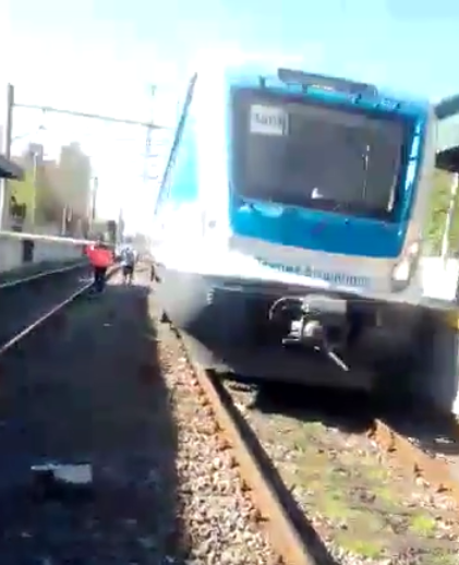 Se salvó de milagro: esperaba el tren en Lanús y cayó a las vías cuando arribaba una formación