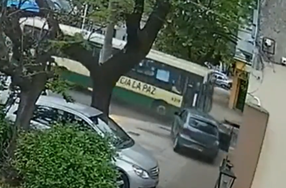 Límite entre Lanús y Lomas de Zamora: colectivero alcoholizado chocó su unidad contra un auto y perdió la vida su ocupante